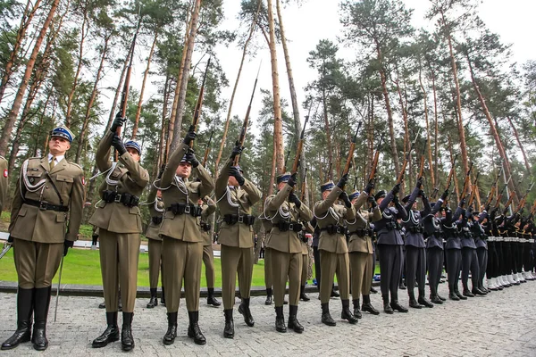 Militari Guardia Onore Esercito Polacco Durante Eventi Cerimoniali Cimitero Militare — Foto Stock