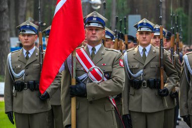 Kyiv yakınlarındaki Bykivnia 'daki Polonya askeri mezarlığında düzenlenen tören sırasında Polonya ordusunun onur muhafızları. Ukrayna. Eylül 2012