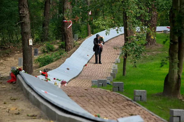 Людина Йде Надгробках Поляків Жертв Сталінських Репресій Польському Військовому Кладовищі — стокове фото