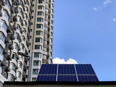 Güneş pili paneli Ukrayna 'nın Kyiv kentindeki modern apartmanın yakınına monte edildi. - Evet. Yüksek kalite fotoğraf