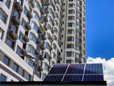 Güneş pili paneli Ukrayna 'nın Kyiv kentindeki modern apartmanın yakınına monte edildi. - Evet. Yüksek kalite fotoğraf