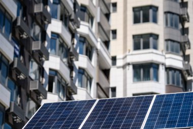 Güneş pili paneli Ukrayna 'nın Kyiv kentindeki modern apartmanın yakınına monte edildi. - Evet. Yüksek kalite fotoğraf