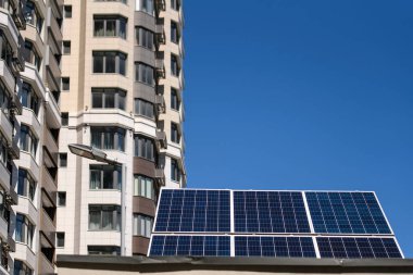 Güneş pili paneli Ukrayna 'nın Kyiv kentindeki modern apartmanın yakınına monte edildi. - Evet. Yüksek kalite fotoğraf