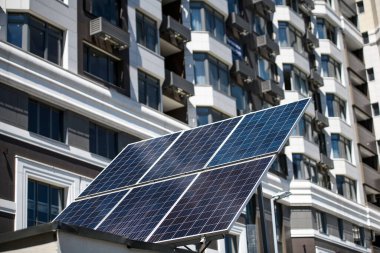 Güneş pili paneli Ukrayna 'nın Kyiv kentindeki modern apartmanın yakınına monte edildi. - Evet. Yüksek kalite fotoğraf