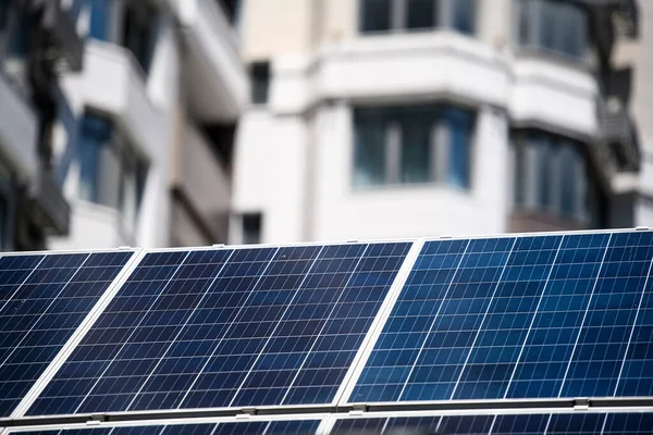 Güneş pili paneli Ukrayna 'nın Kyiv kentindeki modern apartmanın yakınına monte edildi. - Evet. Yüksek kalite fotoğraf