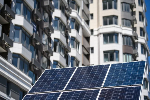 Güneş pili paneli Ukrayna 'nın Kyiv kentindeki modern apartmanın yakınına monte edildi. - Evet. Yüksek kalite fotoğraf