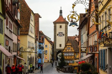Schmiedgasse caddesinden ünlü Siebersturm Kulesi Rothenburg ob der Tauber, Bavyera, Almanya. Kasım 2014. Yüksek kalite fotoğraf