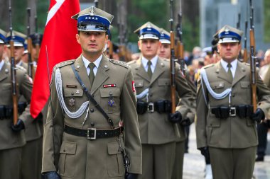 Kyiv yakınlarındaki Bykivnia 'daki Polonya askeri mezarlığında düzenlenen tören sırasında Polonya ordusunun onur muhafızları. Ukrayna. Eylül 2012