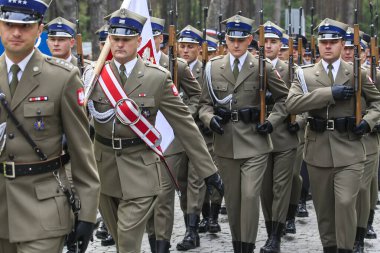 Kyiv yakınlarındaki Bykivnia 'daki Polonya askeri mezarlığında düzenlenen tören sırasında Polonya ordusunun onur muhafızları. Ukrayna. Eylül 2012