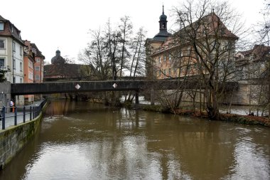 Regnitz Nehri ve Eski belediye binası ya da Bamberg, Bavyera, Franconia, Almanya 'da iki köprüsü olan Altes Rathaus manzarası. Kasım 2014. Yüksek kalite fotoğraf