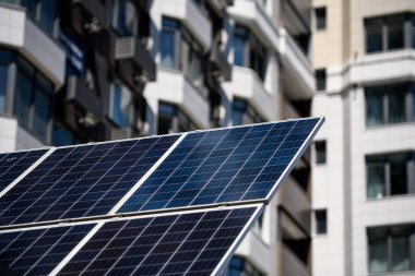 Güneş pili paneli Ukrayna 'nın Kyiv kentindeki modern apartmanın yakınına monte edildi.. 