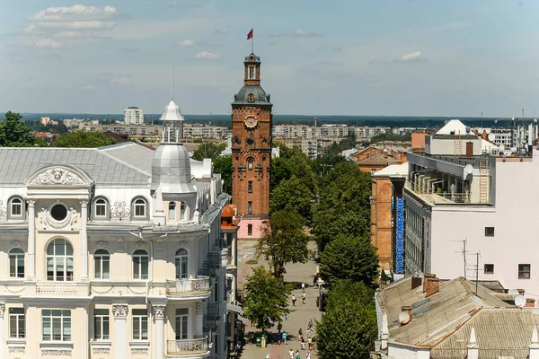 Vy till det gamla vattentornet, nu museum i historiska centrum av Vinnytsia, Ukraina. Juli 2020 — Stockfoto