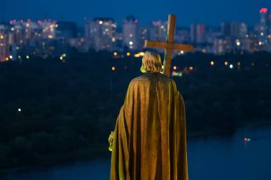 Ukrayna 'nın başkenti Kyiv' deki Dinyeper Nehri üzerindeki Volodymyr anıtının gece manzarası. Temmuz 2020. Yüksek kalite fotoğraf