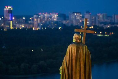 Ukrayna 'nın başkenti Kyiv' deki Dinyeper Nehri üzerindeki Volodymyr anıtının gece manzarası. Temmuz 2020. Yüksek kalite fotoğraf