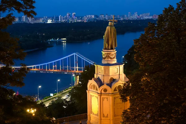 Vista Nocturna Del Monumento Volodymyr Puente Santo Peatonal Sobre Río —  Fotos de Stock