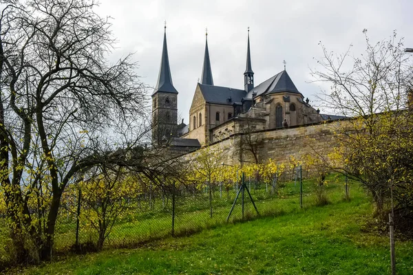 Kilátás Michaelsberg apátságra vagy Szent Mihály apátságra Kloster Michelsberg, Bamberg, Bajorország, Németország. 2014. november — Stock Fotó