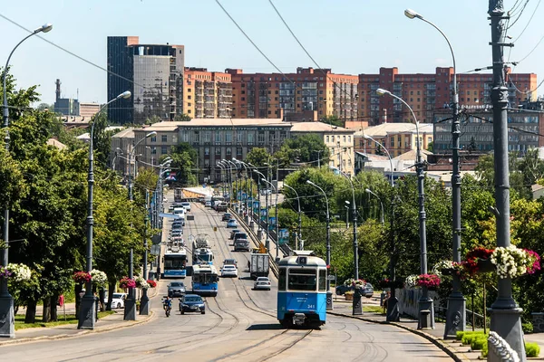 Вид с воздуха на улицу Соборную и мост через реку Южный Буг с общественным транспортом в Виннице, Украина. Июль 2020 — стоковое фото