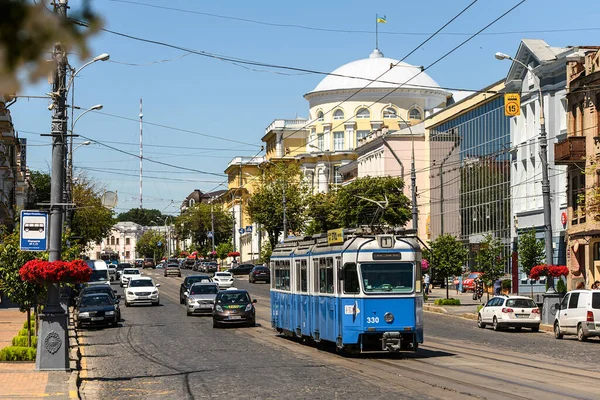Вид на улицу Горную с синим трамваем в центре Витебска. Июль 2020 — стоковое фото