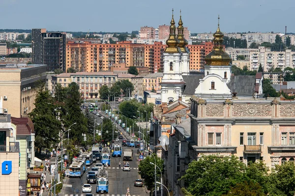 Soborna Caddesi 'nin hava panoramik manzarası ve Ukrayna' nın Vinnytsia kentindeki toplu taşıma araçlarıyla Güney Böcek Nehri üzerinde köprü. Temmuz 2020. Yüksek kalite fotoğraf