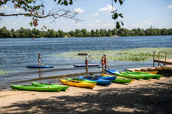 Kayak Sulla Spiaggia Sabbiosa Vicino All Argine Obolon Nel Distretto — Foto Stock