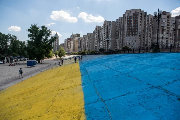 Imagem Grande Bandeira Ucraniana Obolon Embankment Kiev Ucrânia Julho 2020 — Fotografia de Stock