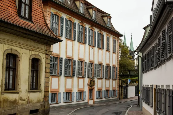 狭窄的中世纪街道与传统的巴伐利亚房屋在巴伐利亚的班贝格 弗兰科尼亚 November 2014 高质量的照片 — 图库照片