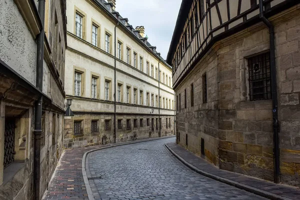 Keskeny Középkori Utca Hagyományos Bajor Házakkal Bambergben Bajorországban Franconiában Németországban — Stock Fotó