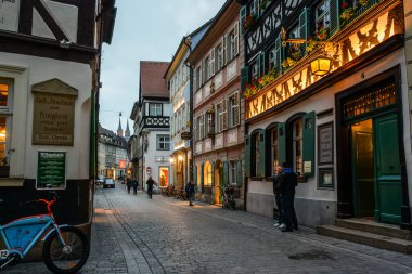 Schlenkerla bira fabrikasının cephesi, tütsülenmiş bira Rauchbier 'i ile ünlüdür. Bamberg, Bavyera, Franconia, Almanya. Kasım 2014. Yüksek kalite fotoğraf