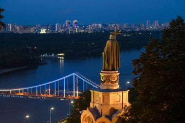 Ukrayna 'nın başkenti Kyiv' deki Dinyeper Nehri üzerindeki Volodymyr anıtının gece manzarası. Temmuz 2020. Yüksek kalite fotoğraf