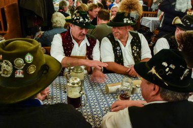 Münih, Almanya 'daki ünlü Hofbrauhaus restoranının ziyaretçileri. Ekim 2014. Yüksek kalite fotoğraf