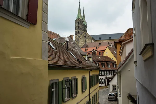 Keskeny Középkori Utca Hagyományos Bajor Házak Székesegyház Bamberger Dom Háttérben — Stock Fotó