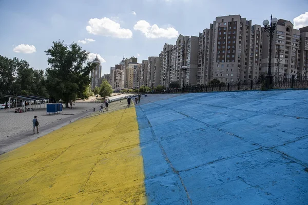 Imagem Grande Bandeira Ucraniana Obolon Embankment Kiev Ucrânia Julho 2020 — Fotografia de Stock