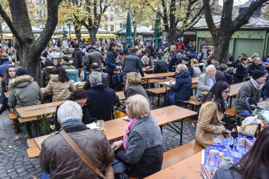 Turistler ve yerliler Münih, Bavyera, Almanya 'daki geleneksel bira bahçesini ziyaret ettiler. Ekim 2014. Yüksek kalite fotoğraf