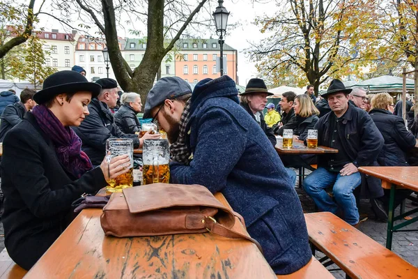 Туристы Местные Жители Посещают Традиционный Пивной Сад Biergarten Мюнхене Бавария — стоковое фото