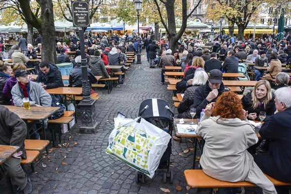 Turyści Miejscowi Odwiedzają Tradycyjny Ogródek Piwny Biergarten Monachium Bawaria Niemcy — Zdjęcie stockowe