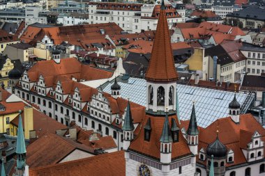 Münih, Bavyera ve Münih 'teki Old Town Hall ve Heiliggeistkirche ile Münih' in tarihi merkezine hava manzarası. Ekim 2014. Yüksek kalite fotoğraf