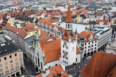 Münih, Bavyera ve Münih 'teki Old Town Hall ve Heiliggeistkirche ile Münih' in tarihi merkezine hava manzarası. Ekim 2014. Yüksek kalite fotoğraf