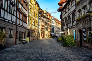 Almanya 'nın Nuremberg şehrinin tarihi merkezinde Weissgerbergasse caddesinde yarı keresteli eski evler. Ekim 2014. Yüksek kalite fotoğraf