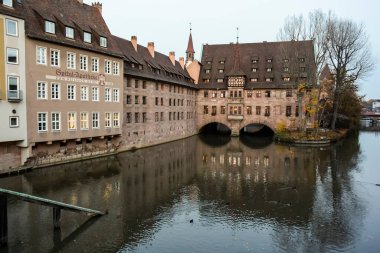 Heilig-Geist-Spital manzarası, Almanya 'nın Bavyera eyaletinin Nuremberg kentinde Pegnitz nehrinde tarihi bir hastane. Kasım 2014. Yüksek kalite fotoğraf