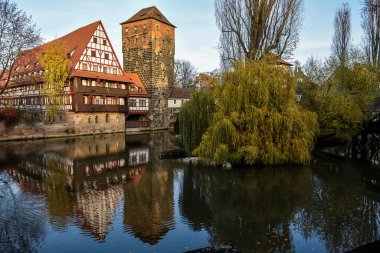 Nuremberg 'deki Pegnitz nehri üzerindeki tarihi şarap mahzeni veya Weinstadel, su kulesi ve Hangman Köprüsü veya Henkersteg manzarası. Ekim 2014. Yüksek kalite fotoğraf