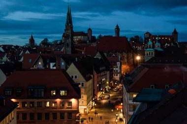 Almanya 'nın Bavyera kentindeki eski Alman şehri Nuremberg ve Nuremberg kalesinin tarihi merkezinde gece manzarası. Kasım 2014. Yüksek kalite fotoğraf