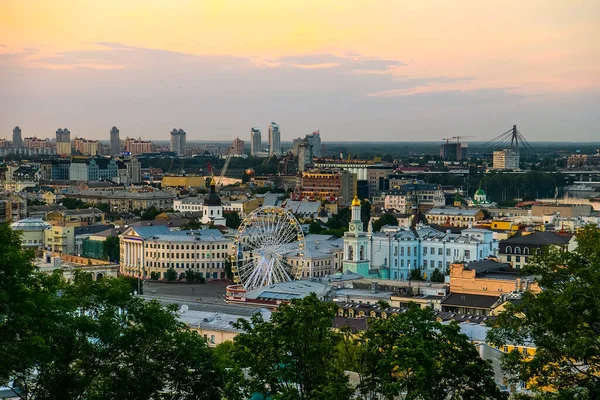 乌克兰基辅市Podil区的夜景 2020年7月 高质量的照片 — 图库照片