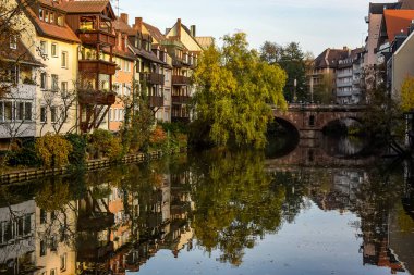 Nuremberg, Bavyera, Almanya 'daki Pegnitz nehrinin kıyısındaki eski evlerin renkli bir manzarası. Ekim 2014. Yüksek kalite fotoğraf