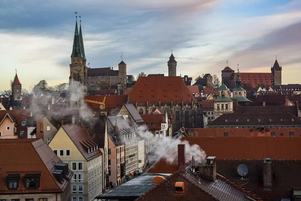 Vista en el centro histórico de la antigua ciudad alemana Nuremberg y el castillo de Nuremberg, Baviera, Alemania. Noviembre 2014 — Foto de Stock