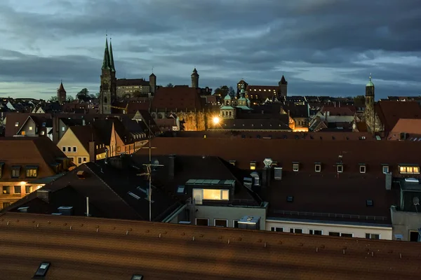 Vista noturna no centro histórico da antiga cidade alemã de Nuremberga e do castelo de Nuremberga, Baviera, Alemanha. Novembro de 2014 — Fotografia de Stock