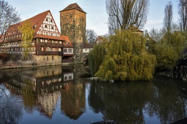 Şarap mahzeni ya da Weinstadel, su kulesi ve Hangman Köprüsü ya da Pegnitz üzerinde Henkersteg, Almanya. 