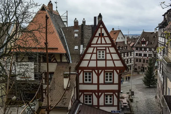 Vista da praça Tiergaertnertorplatz com Pilatushaus edifício e restaurante Albrecht Duerer Haus, Nuremberg, Alemanha . — Fotografia de Stock