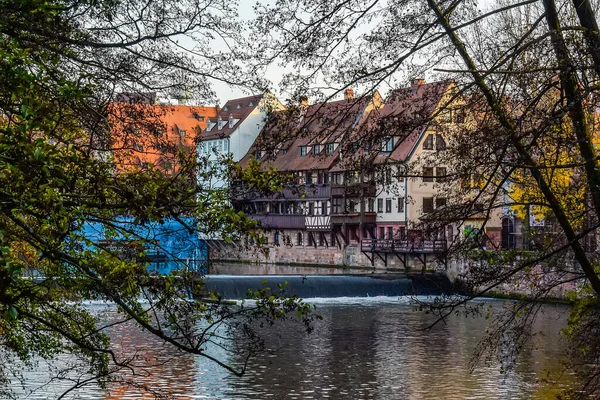 Utsikt över de gamla korsvirkeshusen vid floden Pegnitz i Nürnberg, Bayern, Tyskland. Oktober 2014 — Stockfoto