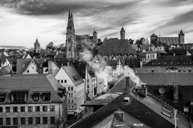 Eski Alman şehri Nuremberg ve Nuremberg kalesi, Franconia, Bavyera, Nuremberg, Almanya 'nın tarihi merkezine bakın. Ekim 2014 Siyah beyaz fotoğraf