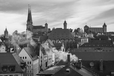 Eski Alman şehri Nuremberg ve Nuremberg kalesi, Franconia, Bavyera, Nuremberg, Almanya 'nın tarihi merkezine bakın. Ekim 2014 Siyah beyaz fotoğraf
